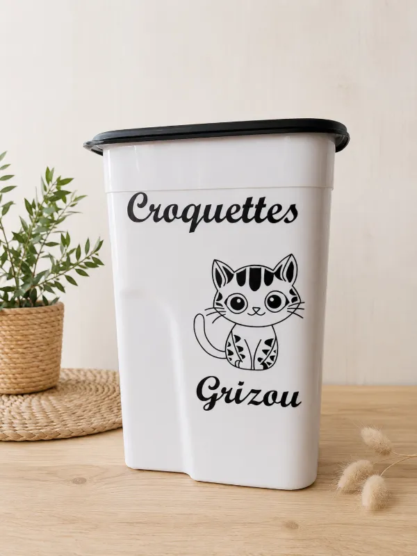 Boîte à croquettes personnalisée pour chat avec prénom Grizou et illustration de chat noir sur fond blanc.