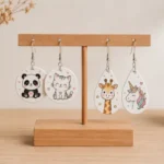 Boucles d'oreilles personnalisées rondes et goutte avec dessins d'animaux sur présentoir en bois - Les Créations de Maïwen