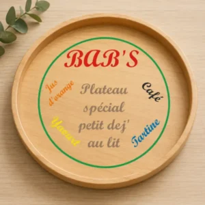 Plateau en bois rond personnalisé "BAB'S" pour petit-déjeuner au lit avec inscription Jus d'orange, Café, Yaourt et Tartine.