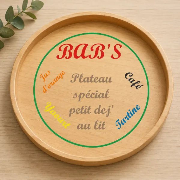 Plateau en bois rond personnalisé "BAB'S" pour petit-déjeuner au lit avec inscription Jus d'orange, Café, Yaourt et Tartine.