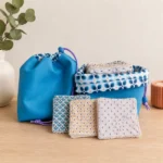 Pochon de rangement et panier en simili cuir bleu contenant des lingettes lavables réutilisables, confection artisanale personnalisable par Les Créations de Maïwen.