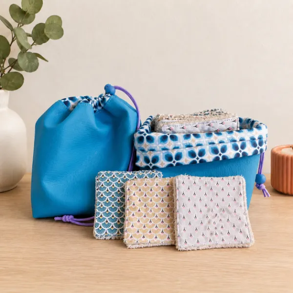Pochon de rangement et panier en simili cuir bleu contenant des lingettes lavables réutilisables, confection artisanale personnalisable par Les Créations de Maïwen.
