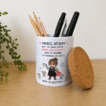 Pot à crayons personnalisé pour ATSEM avec message humoristique et couvercle en liège, idée cadeau de fin d'année scolaire.