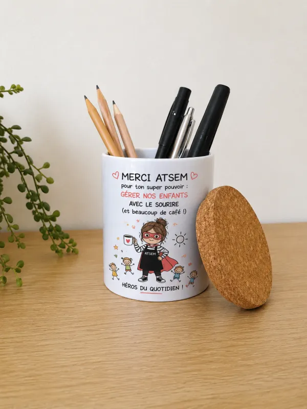 Pot à crayons personnalisé pour ATSEM avec message humoristique et couvercle en liège, idée cadeau de fin d'année scolaire.
