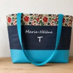 Sac cabas personnalisé fait main avec tissu fleuri, simili cuir turquoise et prénom personnalisé, création artisanale Les Créations de Maïwen.