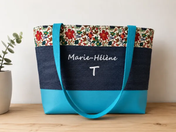 Sac cabas personnalisé fait main avec tissu fleuri, simili cuir turquoise et prénom personnalisé, création artisanale Les Créations de Maïwen.