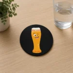 Sous-verre personnalisé noir avec illustration d'un verre de bière humoristique « Une seule à la fois », création artisanale Les Créations de Maïwen.