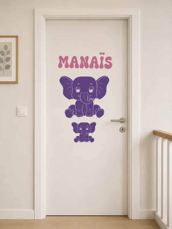 Sticker personnalisé pour porte de chambre bébé avec prénom Manaïs et éléphant violet en vinyle adhésif.