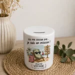 Tirelire personnalisée en céramique avec illustration humoristique "Objectif voyage", idéale pour économiser en vue des vacances.