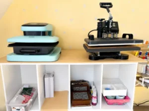 Atelier des Créations de Maïwen avec deux presses à chaud utilisées pour la sublimation et la personnalisation de textiles et d'objets.