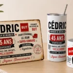 Plaque aluminium personnalisée, mug illustré et gourde thermos personnalisée réalisés pour les 45 ans de Cédric, vendeur de meubles, présentés dans un décor minimaliste.