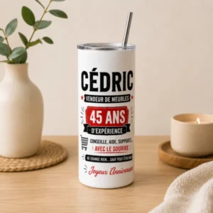 Gourde thermos personnalisée 20 oz pour les 45 ans de Cédric, vendeur de meubles, réalisée en sublimation avec un design humoristique.