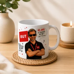 Mug personnalisé anniversaire 45 ans vendeur BUT avec caricature humoristique et prénom Cédric réalisé par sublimation.