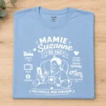 T-shirt personnalisé bleu clair avec flocage blanc humoristique "Mamie Suzanne 92 ans", création artisanale réalisée par Les Créations de Maïwen, idéale comme cadeau personnalisé pour une mamie.