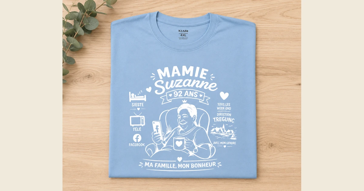 T-shirt personnalisé bleu clair avec flocage blanc humoristique "Mamie Suzanne 92 ans", création artisanale réalisée par Les Créations de Maïwen, idéale comme cadeau personnalisé pour une mamie.